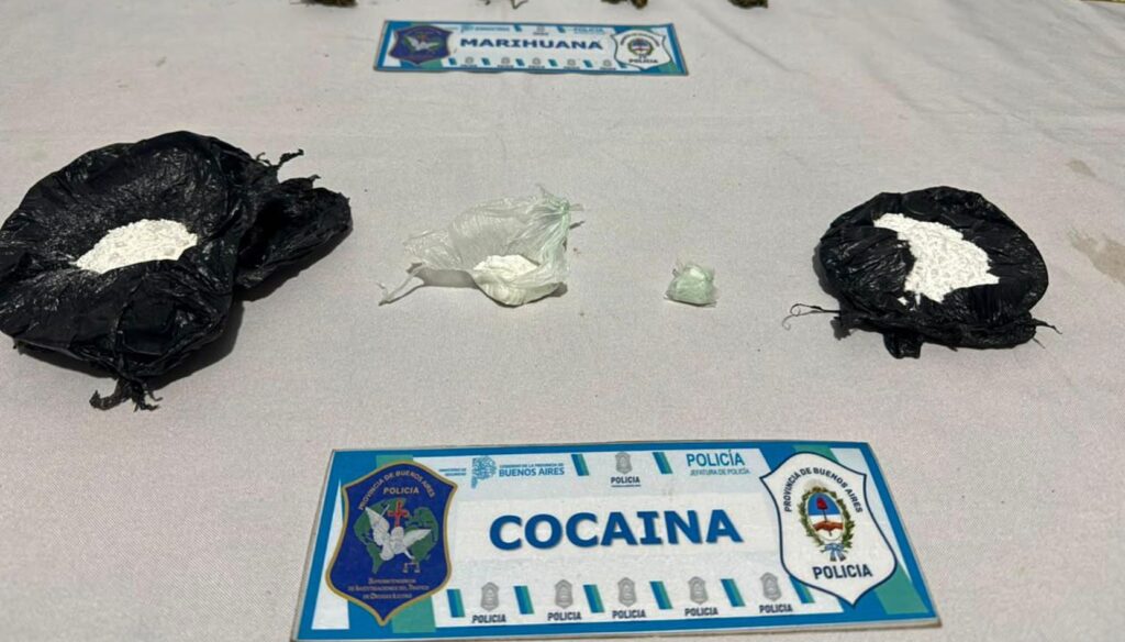 Una investigación llevada adelante por la Delegación Departamental de Investigaciones del Tráfico de Drogas Ilícitas de San Nicolás culminó con dos allanamientos en el barrio Mitre, donde fue detenido un hombre acusado de comercializar estupefacientes desde una vivienda familiar.