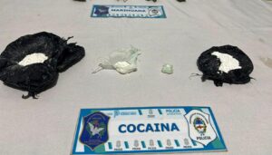 Una investigación llevada adelante por la Delegación Departamental de Investigaciones del Tráfico de Drogas Ilícitas de San Nicolás culminó con dos allanamientos en el barrio Mitre, donde fue detenido un hombre acusado de comercializar estupefacientes desde una vivienda familiar.