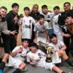 El equipo de la seguridad privada volvió a hacer historia. Vigiladores Fútbol Club, la institución deportiva impulsada por la delegación San Nicolás de UPSRA, se consagró campeón de la categoría Sub-15 de Futsal de la Liga Nicoleña de Fútbol tras imponerse con una contundente victoria por 5 a 1 frente a Sánchez FC en la gran final.