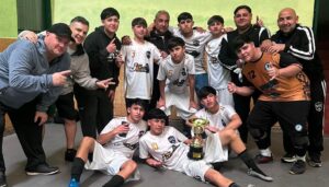 El equipo de la seguridad privada volvió a hacer historia. Vigiladores Fútbol Club, la institución deportiva impulsada por la delegación San Nicolás de UPSRA, se consagró campeón de la categoría Sub-15 de Futsal de la Liga Nicoleña de Fútbol tras imponerse con una contundente victoria por 5 a 1 frente a Sánchez FC en la gran final.