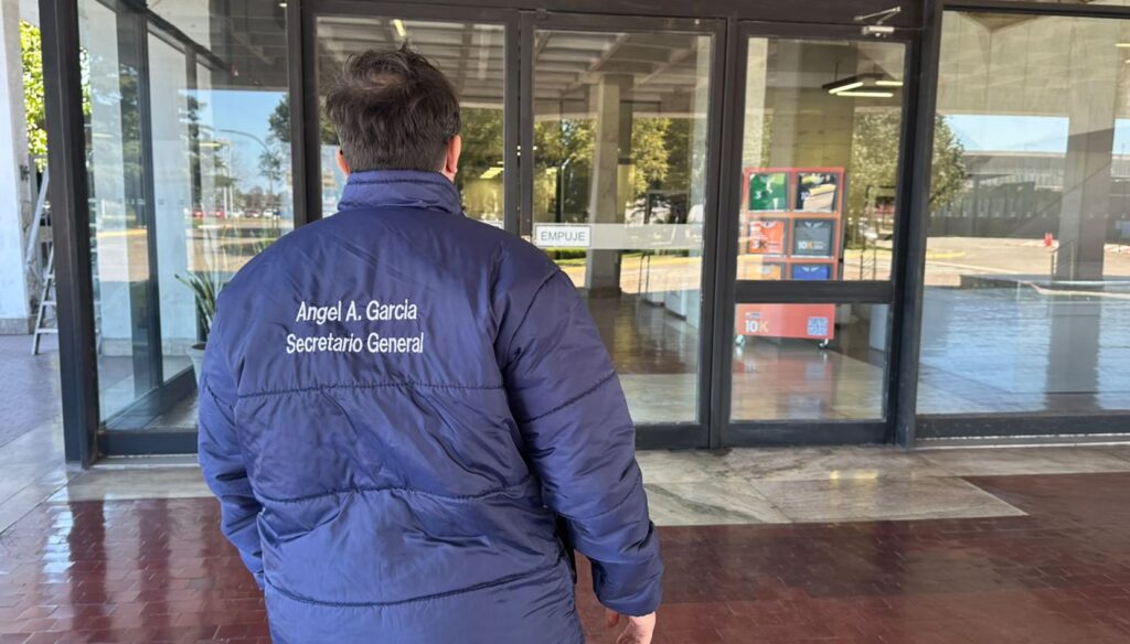 El proceso de ajuste que atraviesa la planta siderúrgica de Ternium también alcanza al sector de la seguridad privada. Ante esta situación, la Delegación Regional de UPSRA San Nicolás, a cargo de Roberto Mamoli, inició una instancia de diálogo con el objetivo de evitar que las medidas adoptadas terminen afectando los puestos de trabajo de los vigiladores que prestan servicio en la planta.