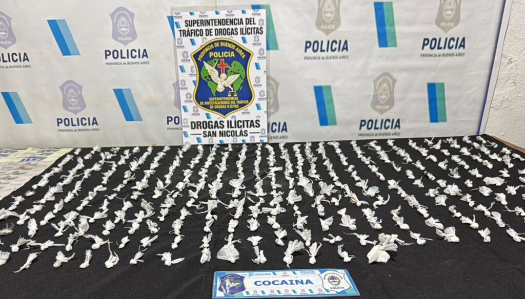 La Delegación de Investigaciones del Tráfico de Drogas Ilícitas San Nicolás continúa desarrollando operativos contra el narcotráfico y el narcomenudeo en toda la región. En las últimas horas, personal policial llevó adelante seis allanamientos simultáneos en el barrio Hermano Indio de San Pedro, en el marco de una investigación iniciada a partir de una denuncia anónima realizada al Centro de Emergencias Policiales 911. Como resultado del procedimiento, dos mujeres fueron aprehendidas y se secuestraron casi 400 envoltorios de cocaína, un trozo de marihuana, $280.000 en efectivo, cuatro teléfonos celulares y distintos elementos utilizados para el fraccionamiento de estupefacientes.