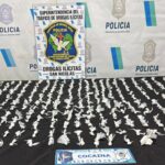 La Delegación de Investigaciones del Tráfico de Drogas Ilícitas San Nicolás continúa desarrollando operativos contra el narcotráfico y el narcomenudeo en toda la región. En las últimas horas, personal policial llevó adelante seis allanamientos simultáneos en el barrio Hermano Indio de San Pedro, en el marco de una investigación iniciada a partir de una denuncia anónima realizada al Centro de Emergencias Policiales 911. Como resultado del procedimiento, dos mujeres fueron aprehendidas y se secuestraron casi 400 envoltorios de cocaína, un trozo de marihuana, $280.000 en efectivo, cuatro teléfonos celulares y distintos elementos utilizados para el fraccionamiento de estupefacientes.