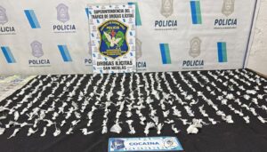 La Delegación de Investigaciones del Tráfico de Drogas Ilícitas San Nicolás continúa desarrollando operativos contra el narcotráfico y el narcomenudeo en toda la región. En las últimas horas, personal policial llevó adelante seis allanamientos simultáneos en el barrio Hermano Indio de San Pedro, en el marco de una investigación iniciada a partir de una denuncia anónima realizada al Centro de Emergencias Policiales 911. Como resultado del procedimiento, dos mujeres fueron aprehendidas y se secuestraron casi 400 envoltorios de cocaína, un trozo de marihuana, $280.000 en efectivo, cuatro teléfonos celulares y distintos elementos utilizados para el fraccionamiento de estupefacientes.