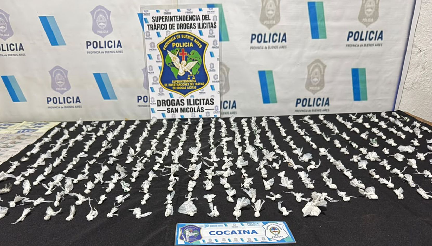 La Delegación de Investigaciones del Tráfico de Drogas Ilícitas San Nicolás continúa desarrollando operativos contra el narcotráfico y el narcomenudeo en toda la región. En las últimas horas, personal policial llevó adelante seis allanamientos simultáneos en el barrio Hermano Indio de San Pedro, en el marco de una investigación iniciada a partir de una denuncia anónima realizada al Centro de Emergencias Policiales 911. Como resultado del procedimiento, dos mujeres fueron aprehendidas y se secuestraron casi 400 envoltorios de cocaína, un trozo de marihuana, $280.000 en efectivo, cuatro teléfonos celulares y distintos elementos utilizados para el fraccionamiento de estupefacientes.