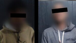 Dos hombres de 34 y 46 años fueron aprehendidos durante la madrugada del sábado luego de ser captados por las cámaras de monitoreo municipal mientras presuntamente intentaban ingresar a un local comercial ubicado en pleno centro de San Nicolás.