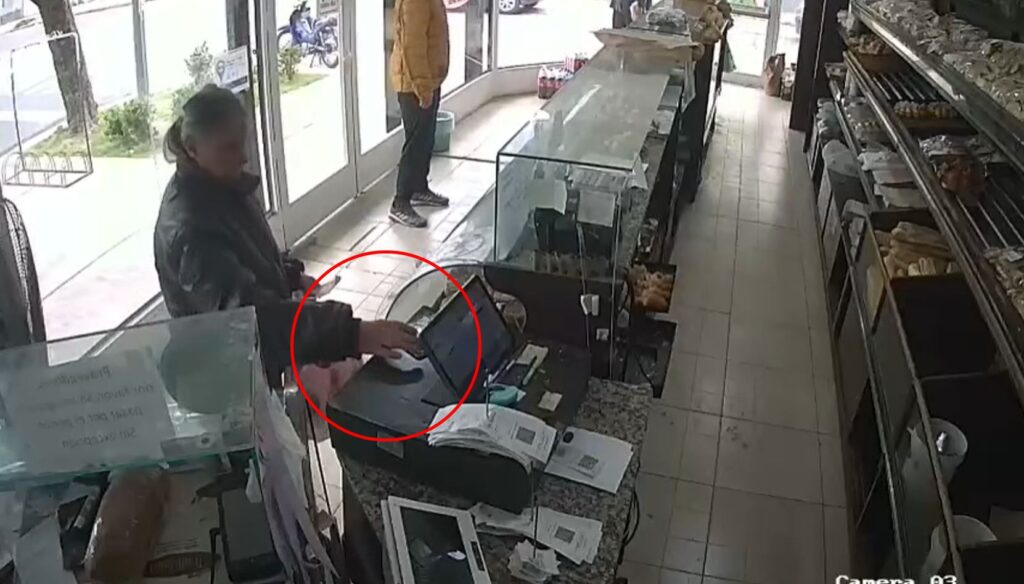 El hecho ocurrió en una panadería ubicada en la zona de Falcón y Don Bosco. El circuito cerrado del comercio registró el momento en que una mujer habría tomado el teléfono que un cliente había dejado olvidado.