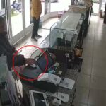 El hecho ocurrió en una panadería ubicada en la zona de Falcón y Don Bosco. El circuito cerrado del comercio registró el momento en que una mujer habría tomado el teléfono que un cliente había dejado olvidado.