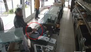 El hecho ocurrió en una panadería ubicada en la zona de Falcón y Don Bosco. El circuito cerrado del comercio registró el momento en que una mujer habría tomado el teléfono que un cliente había dejado olvidado.