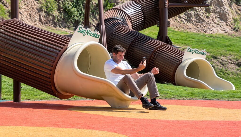San Nicolás sumó una nueva propuesta para vecinos y turistas con la inauguración de los esperados toboganes que conectan la Costanera Alta con la Costanera Baja. La nueva atracción ofrece un descenso de aproximadamente 10 metros y busca convertirse en uno de los nuevos puntos de entretenimiento y recreación de la ciudad.
