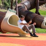 San Nicolás sumó una nueva propuesta para vecinos y turistas con la inauguración de los esperados toboganes que conectan la Costanera Alta con la Costanera Baja. La nueva atracción ofrece un descenso de aproximadamente 10 metros y busca convertirse en uno de los nuevos puntos de entretenimiento y recreación de la ciudad.