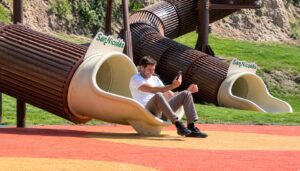 San Nicolás sumó una nueva propuesta para vecinos y turistas con la inauguración de los esperados toboganes que conectan la Costanera Alta con la Costanera Baja. La nueva atracción ofrece un descenso de aproximadamente 10 metros y busca convertirse en uno de los nuevos puntos de entretenimiento y recreación de la ciudad.