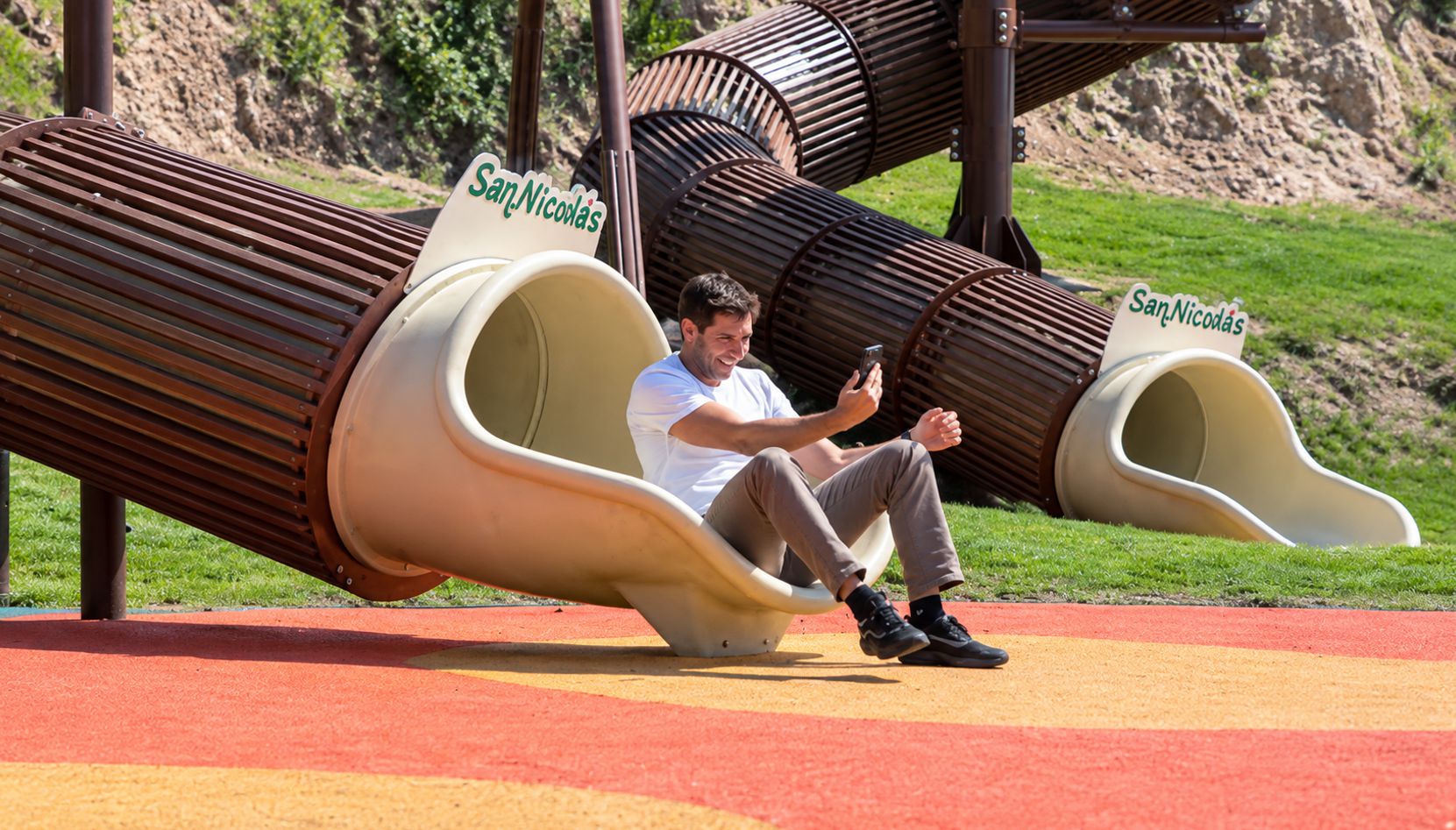 San Nicolás sumó una nueva propuesta para vecinos y turistas con la inauguración de los esperados toboganes que conectan la Costanera Alta con la Costanera Baja. La nueva atracción ofrece un descenso de aproximadamente 10 metros y busca convertirse en uno de los nuevos puntos de entretenimiento y recreación de la ciudad.
