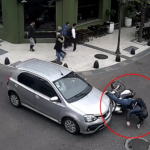 Un fuerte accidente de tránsito se registró alrededor de las 11:00 de la mañana en pleno centro de la ciudad, en la intersección de las calles Mitre y Sarmiento. El hecho generó la intervención de los servicios de emergencia.