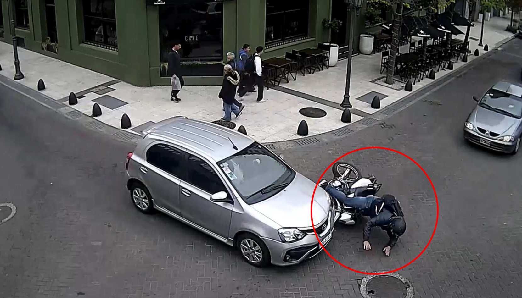 Un fuerte accidente de tránsito se registró alrededor de las 11:00 de la mañana en pleno centro de la ciudad, en la intersección de las calles Mitre y Sarmiento. El hecho generó la intervención de los servicios de emergencia.