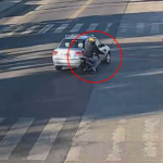 Un automóvil y una motocicleta protagonizaron un accidente de tránsito en el ingreso a San Nicolás, en la intersección de la Ruta 188 y calle Balcarce. El episodio quedó registrado por las cámaras de Monitoreo Municipal.