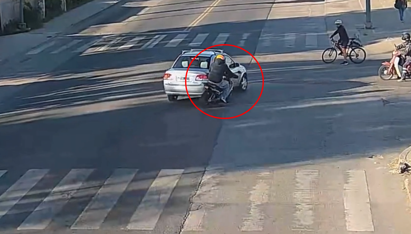 Un automóvil y una motocicleta protagonizaron un accidente de tránsito en el ingreso a San Nicolás, en la intersección de la Ruta 188 y calle Balcarce. El episodio quedó registrado por las cámaras de Monitoreo Municipal.