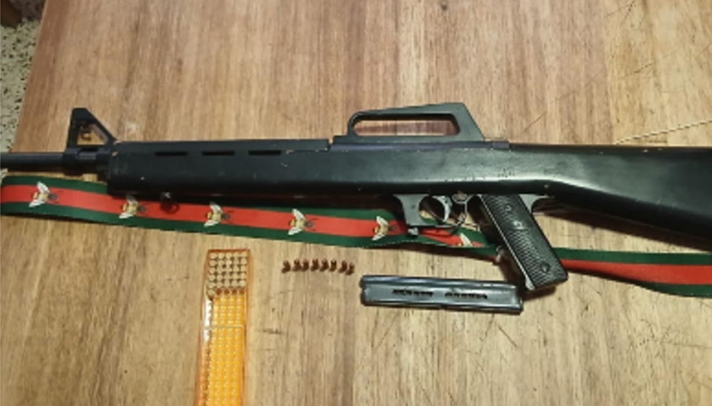 Un rápido operativo policial permitió esclarecer un robo ocurrido en una vivienda de La Emilia y detener a cuatro sospechosos, entre ellos un adolescente de 17 años. Durante el procedimiento, los efectivos recuperaron numerosos elementos sustraídos y secuestraron una peculiar arma de fuego que se encontraba oculta junto al botín.