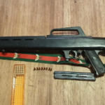 Un rápido operativo policial permitió esclarecer un robo ocurrido en una vivienda de La Emilia y detener a cuatro sospechosos, entre ellos un adolescente de 17 años. Durante el procedimiento, los efectivos recuperaron numerosos elementos sustraídos y secuestraron una peculiar arma de fuego que se encontraba oculta junto al botín.
