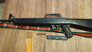Un rápido operativo policial permitió esclarecer un robo ocurrido en una vivienda de La Emilia y detener a cuatro sospechosos, entre ellos un adolescente de 17 años. Durante el procedimiento, los efectivos recuperaron numerosos elementos sustraídos y secuestraron una peculiar arma de fuego que se encontraba oculta junto al botín.