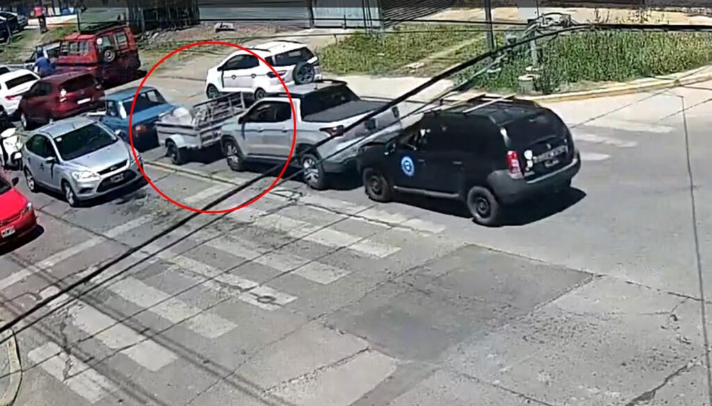 Un accidente de tránsito quedó registrado por las cámaras del Centro de Monitoreo Municipal, que captaron el momento en que una camioneta Renault Duster protagonizó una colisión contra otro vehículo que circulaba por delante.