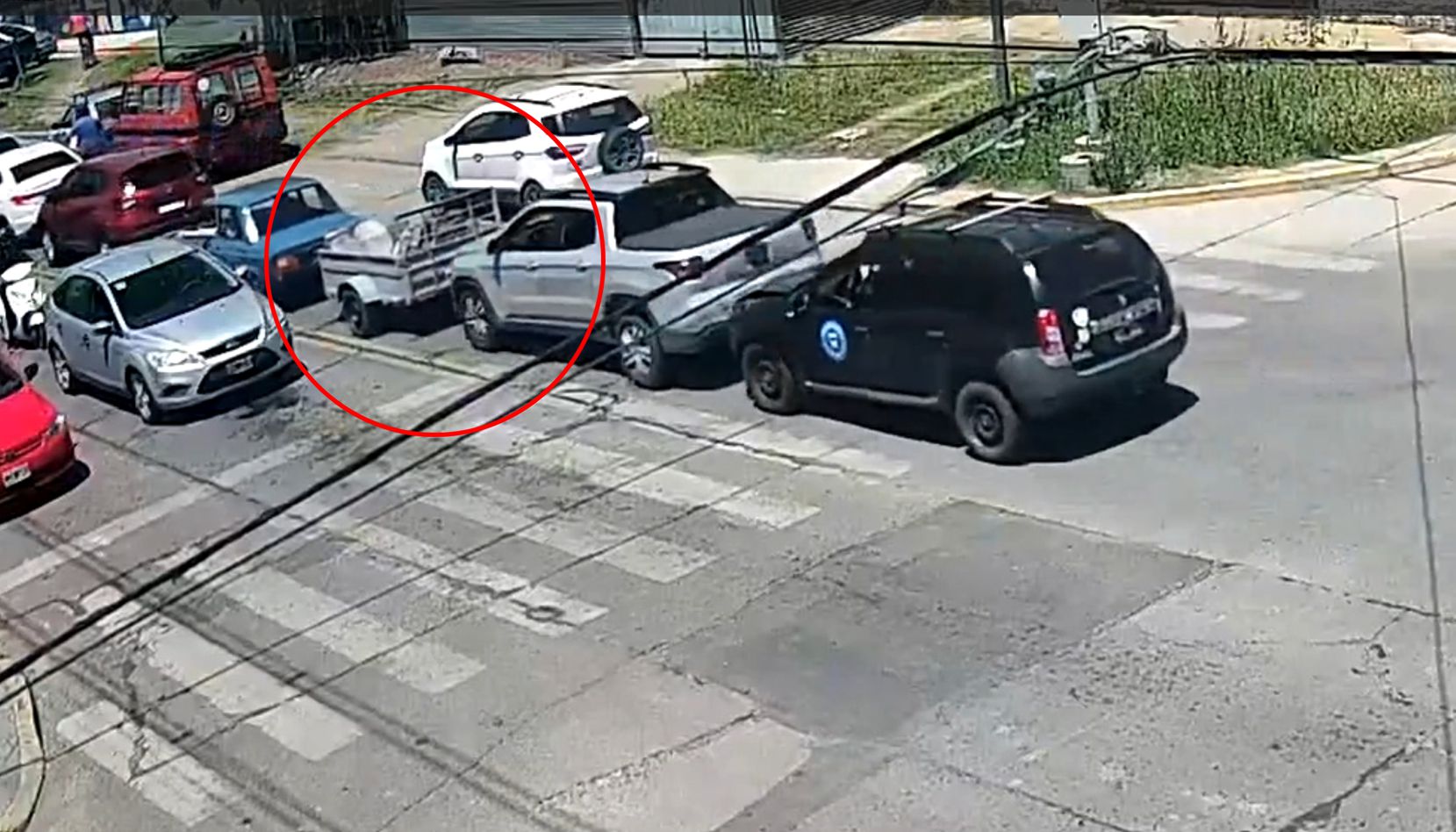 Un accidente de tránsito quedó registrado por las cámaras del Centro de Monitoreo Municipal, que captaron el momento en que una camioneta Renault Duster protagonizó una colisión contra otro vehículo que circulaba por delante.