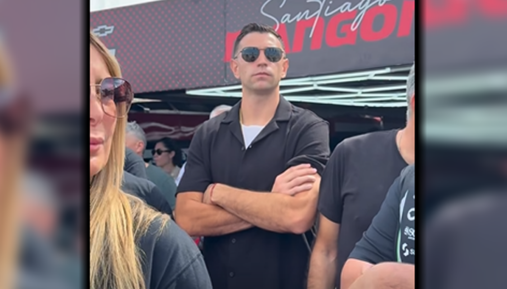 El arquero de la Selección Argentina, Emiliano “Dibu” Martínez, estuvo este fin de semana en San Nicolás y su presencia se convirtió en una de las grandes sorpresas de la jornada del Turismo Carretera en el Autódromo San Nicolás. El campeón del mundo llegó acompañado por su hermano para disfrutar de la competencia automovilística.