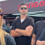 El arquero de la Selección Argentina, Emiliano “Dibu” Martínez, estuvo este fin de semana en San Nicolás y su presencia se convirtió en una de las grandes sorpresas de la jornada del Turismo Carretera en el Autódromo San Nicolás. El campeón del mundo llegó acompañado por su hermano para disfrutar de la competencia automovilística.