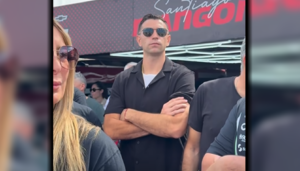 El arquero de la Selección Argentina, Emiliano “Dibu” Martínez, estuvo este fin de semana en San Nicolás y su presencia se convirtió en una de las grandes sorpresas de la jornada del Turismo Carretera en el Autódromo San Nicolás. El campeón del mundo llegó acompañado por su hermano para disfrutar de la competencia automovilística.