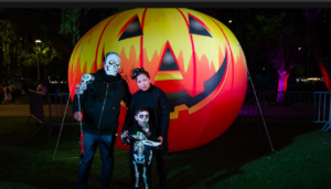 San Nicolás vivió una primera jornada de Halloween que sorprendió a grandes y chicos. El municipio volvió a apostar por una imponente puesta en escena para una nueva edición de esta celebración que, con el paso de los años, se convirtió en una tradición para la ciudad y convocó a vecinos y visitantes en el Empedrado de la Costanera.