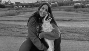 En medio de un profundo dolor, familiares y amigos despidieron este jueves los restos de Coty Chavarría en el Cementerio Parque Celestial de San Nicolás. Tras ser trasladada desde un centro médico de Buenos Aires, finalmente se realizó la despedida de una joven muy querida en la ciudad, cuya partida generó una enorme tristeza entre quienes la conocieron.