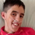 Walter Rojas es un joven que padece fibrosis quística y atraviesa un delicado momento de salud y una difícil situación económica. Actualmente se encuentra internado en el Hospital San Felipe de San Nicolás por un cuadro de neumonía, al que se sumaron otras complicaciones médicas. Frente a este escenario, su familia lanzó un pedido de ayuda a la comunidad para afrontar los gastos del tratamiento y las necesidades que implica su recuperación.