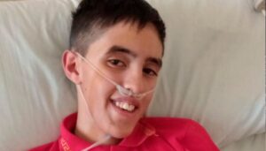 Walter Rojas es un joven que padece fibrosis quística y atraviesa un delicado momento de salud y una difícil situación económica. Actualmente se encuentra internado en el Hospital San Felipe de San Nicolás por un cuadro de neumonía, al que se sumaron otras complicaciones médicas. Frente a este escenario, su familia lanzó un pedido de ayuda a la comunidad para afrontar los gastos del tratamiento y las necesidades que implica su recuperación.